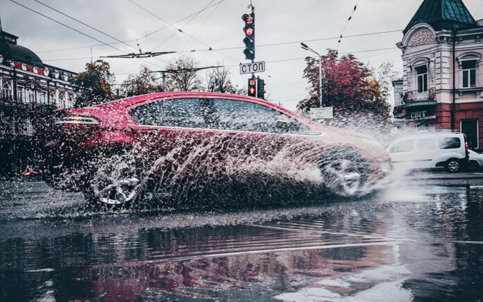 авто в дощ