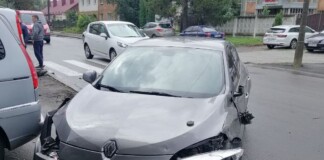 Нетверезий водій збив у Рівному дорожній знак і наїхав на два авто