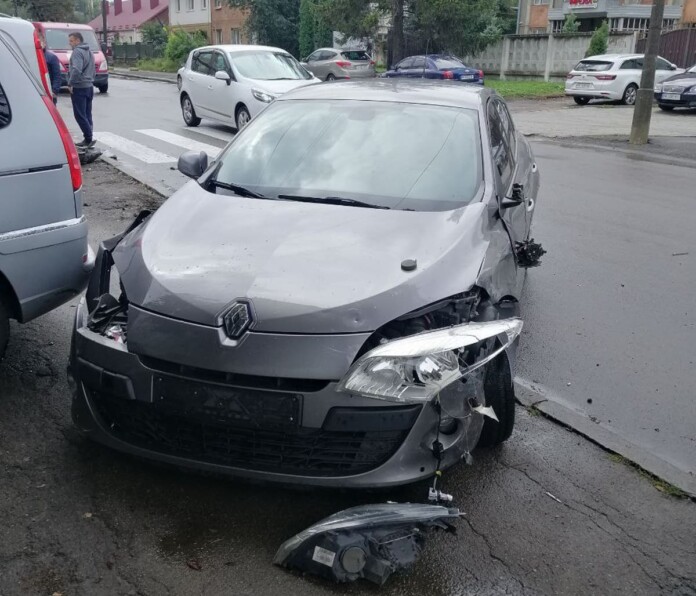 Нетверезий водій збив у Рівному дорожній знак і наїхав на два авто