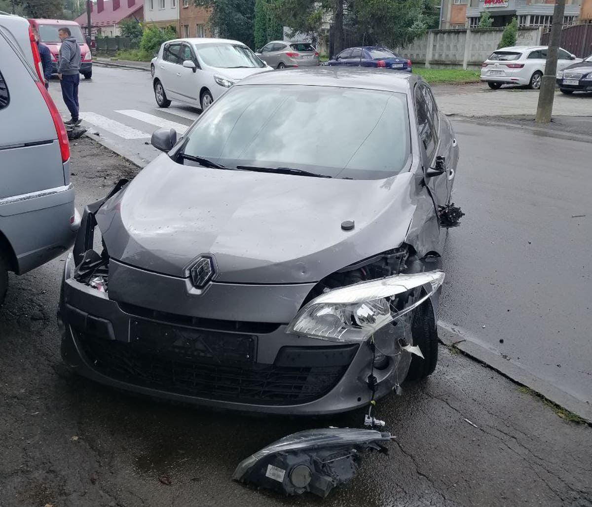 Нетверезий водій збив у Рівному дорожній знак і наїхав на два авто Нетверезий водій збив у Рівному дорожній знак і наїхав на два авто