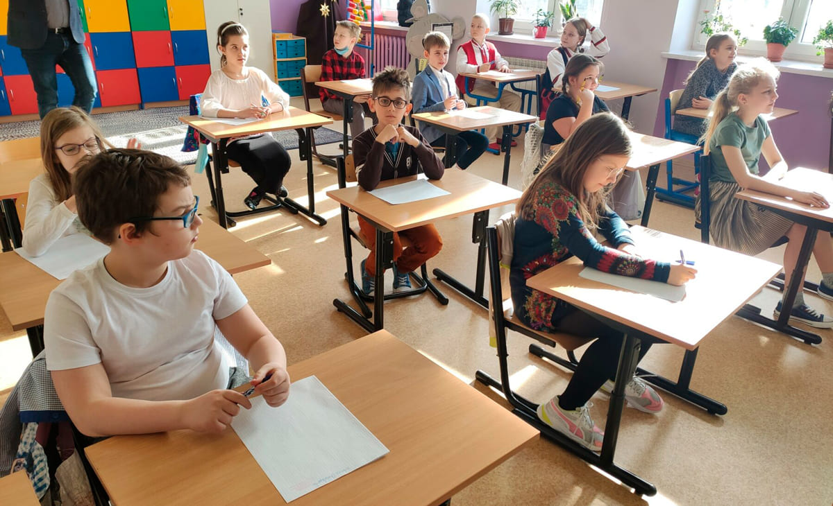 Українські школярі навчаються Українські школярі навчаються