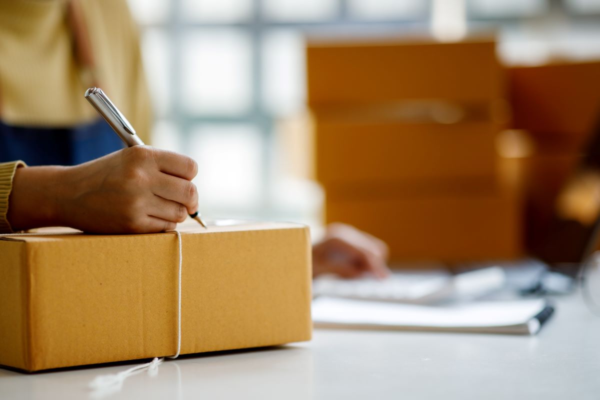 DHL безкоштовно надсилає посилки в Україну фото 2 Перш ніж надіслати посилку за допомогою, треба зробити опис та наклеїти спеціальну етикету із сайту DHL. Фото: David Gyung/shutterstock.com