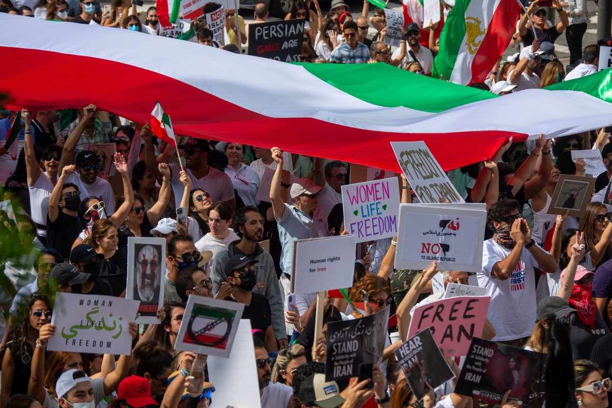 Іранські протестувальники ігнорують попередження КСІР.  Протести в Ірані стали серйозним викликом правлячому режиму.  Фото: Ryan S. Thomas / shutterstock.com 