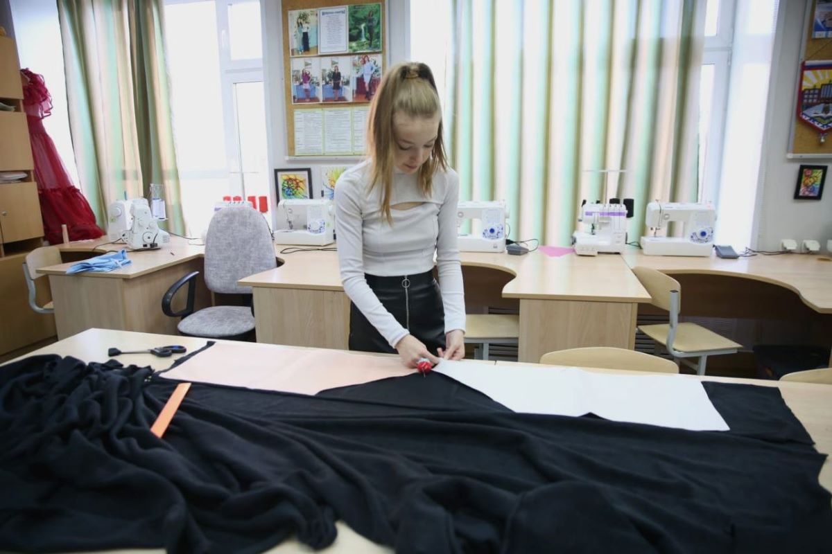 У Росії школярі шиють одяг для військових. У пошиття беруть участь учні 6-10 класів. Фото: t.me/treskova_ma