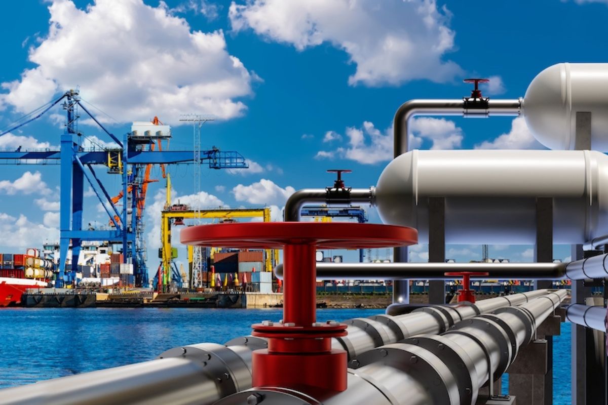 6 плюсів для Китаю від європейської енергокризи фото 2 6 плюсів для Китаю, один із яких — перепродаж газу із США та Росії до Європи. Фото: FOTOGRIN/shutterstock.com