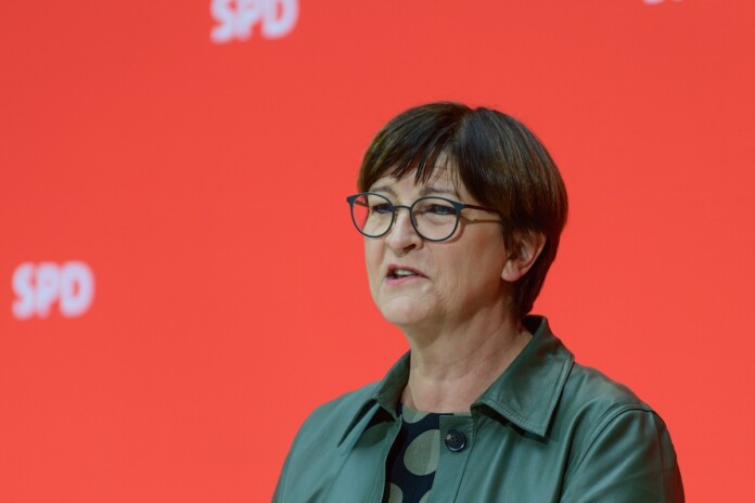 Лідер СДПН Ескен розкритикувала Twitter і залишила соцмережу