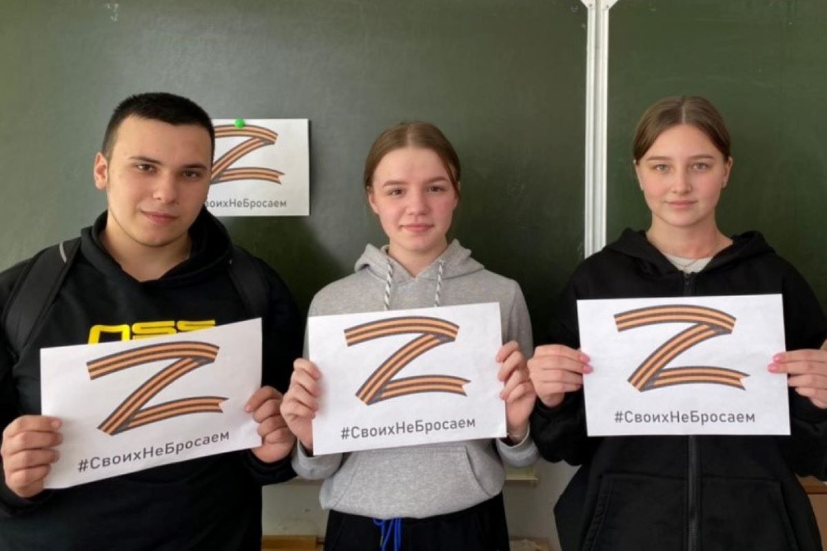 У Гамбурзі чоловіка оштрафували за наклейку Z на машині фото 2 Літера Z використовується російською державою як символ підтримки війни. На фото учні української школи під час акції «Своїх не кидаємо!». Фото: kolp-inkschool.edu.tomsk.ru