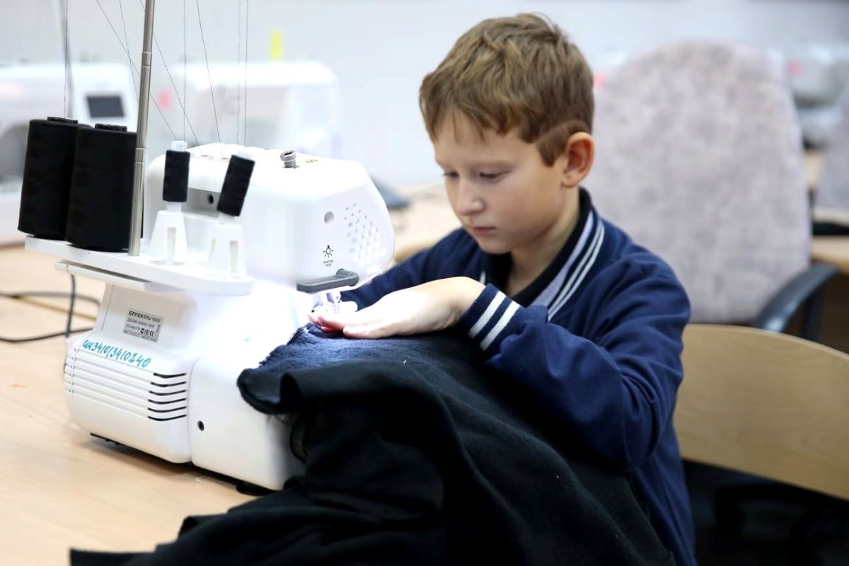 У Росії школярі шиють одяг для військових