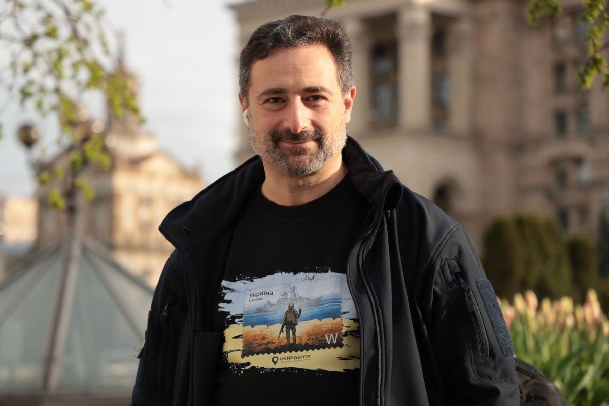 Україна випустила марку із вибухом на Кримському мості фото 2 Ще один сюжет «військових» марок — затоплення крейсера «Москва» та оборона о.Зміїний. На фото гендиректор Укрпошти І.Смілянський. Фото: Ігор Смілянський / t.me/igorsmelyansky