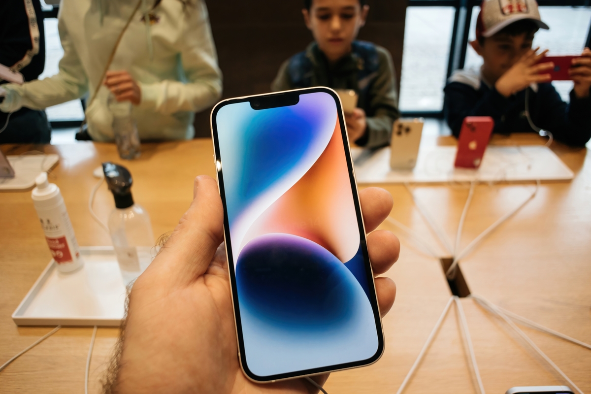 Apple скорочує виробництво iPhone 14 на 3 мільйони штук. Apple скорочує виробництво iPhone 14: причини Фото: Hadrian / Shutterstock