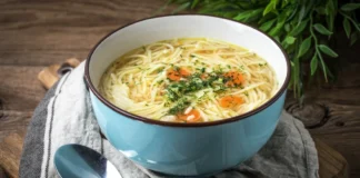 Зігріває по-домашньому: рецепт ідеального курячого супу