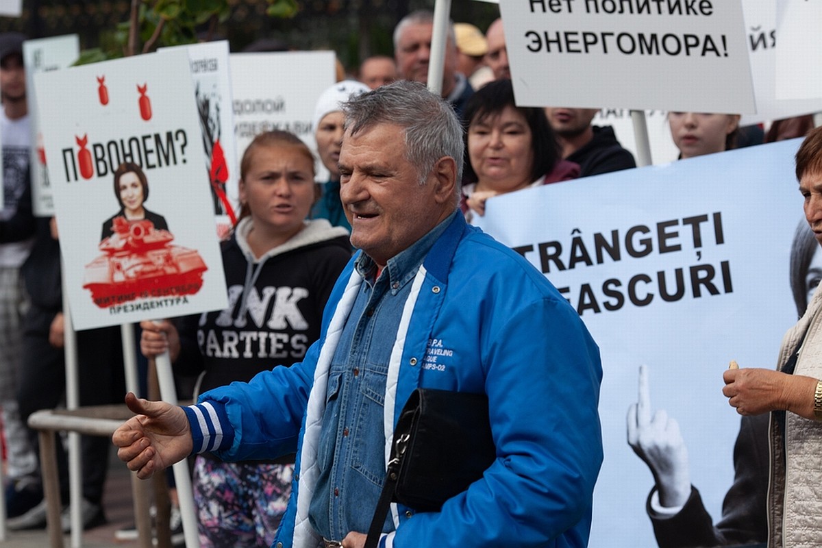 Донорська конференція в Парижі: скільки ще грошей дасть Німеччина Молдові, що замерзає? фото 3 У Молдові місяцями тривають протести проросійської опозиції. snob/shutterstock.com