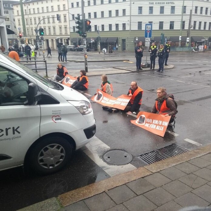 Блокада дороги у мюнхенському Штахусі: швидка у пробці
