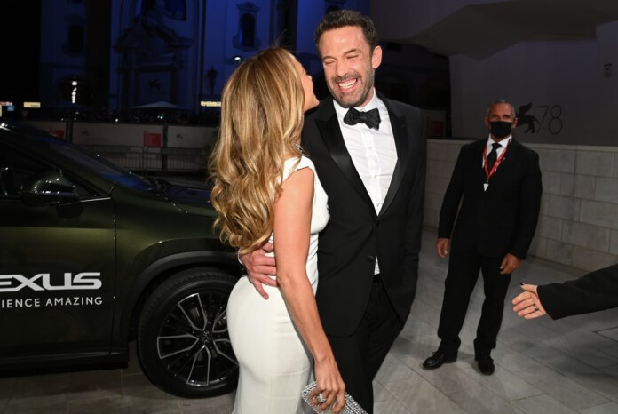 Лопес та Аффлек у шлюбному контракті встановили ціну зради один