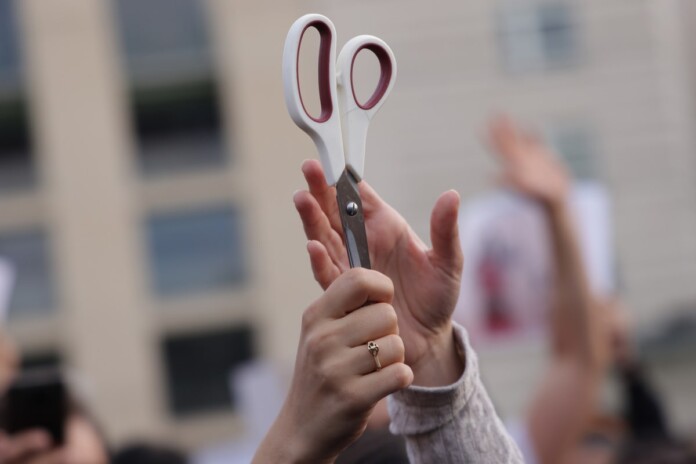 Маріон Котійяр та інші французькі зірки відрізали волосся на підтримку