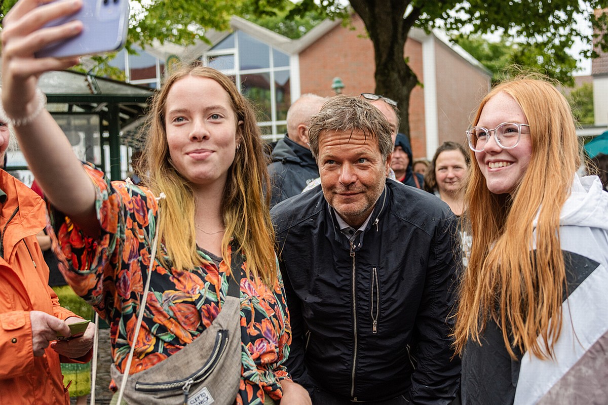 Міністерству Роберта Хабека потрібен фотограф за 350 000 євро. Навіть якщо це юридично чисто, преса побачить спробу гарно попіарити себе за держрахунок принаймні. penofoto / shutterstock.com
