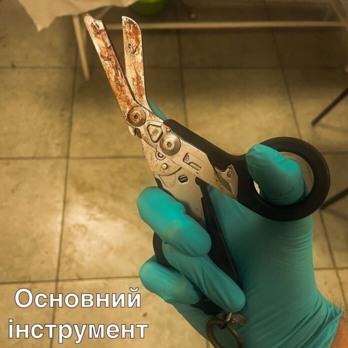 З ножиць починається робота медика на фронті