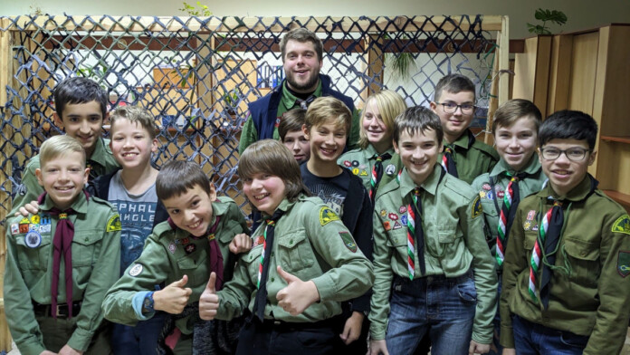 діти плели маскувальні сітки