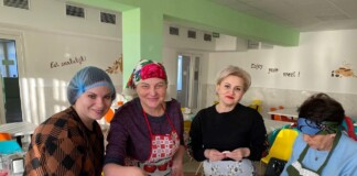 До семисот кілограмів вареників та голубців на Різдво для ЗСУ зліпили освітяни Вараської тергромади