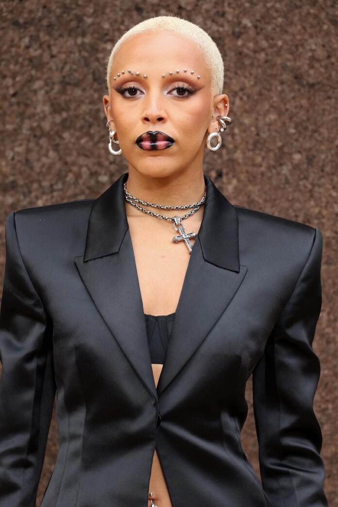 Співачка Доджа Кет з'явилася на публіці у 30 тисячах кристалів