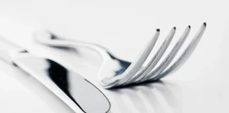 Чи можна класти вилки зубцями нагору: що говорить забобони