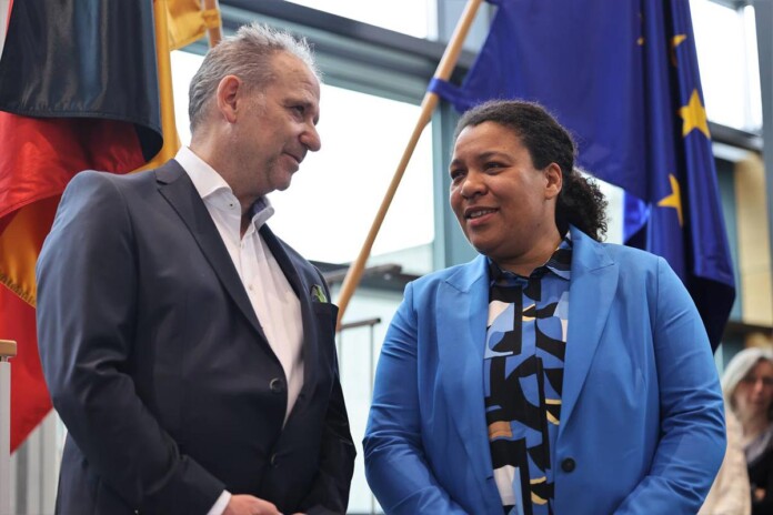 Дорін Денштедт стала першим чорношкірим міністром Німеччини