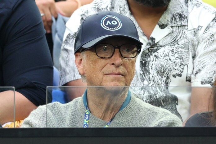 «Вони нерозлучні вже понад рік». Як виглядає нова дівчина Білла