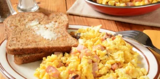 Яєчня в грінці, ледачі вареники та ще 4 рецепти сніданку, які вам точно сподобаються!