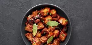 Щоб страва не стала неїстівною: коли кидати лавровий лист у суп і скільки її там тримати