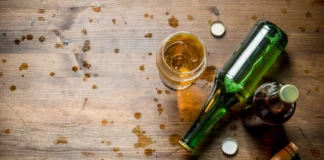 Чому не можна ставити на стіл порожню пляшку: суть прикмети