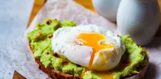 Бутерброд з авокадо та яйцем пашот: рецепт, повз який неможливо пройти
