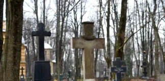 Для тих, хто вірить прикметам: як поводитися на цвинтарі