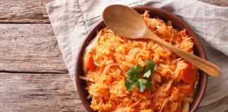 Капуста з рисом – простий дієтичний гарнір для повсякденного меню.