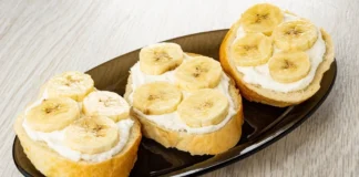 Бутерброд з рикоттою та бананом