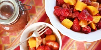 Незвичайний рецепт для полуничної пори: салат із підсмаженої полуниці та ревеню