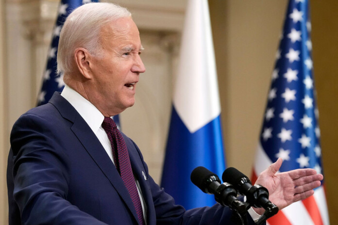 Уряд США прощає частину студентських боргів