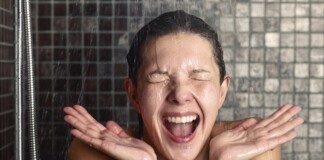 дівчина в душі