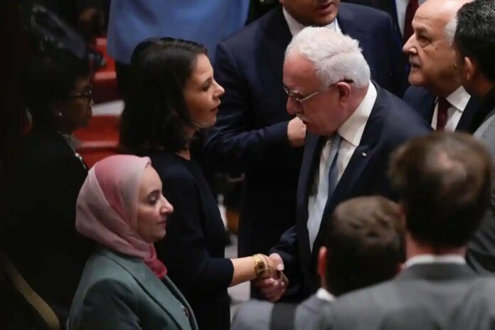 Бербок наголошує на праві Ізраїлю на самооборону.