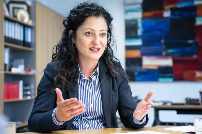 Боротьба з антисемітизмом: Партії сперечаються про методи