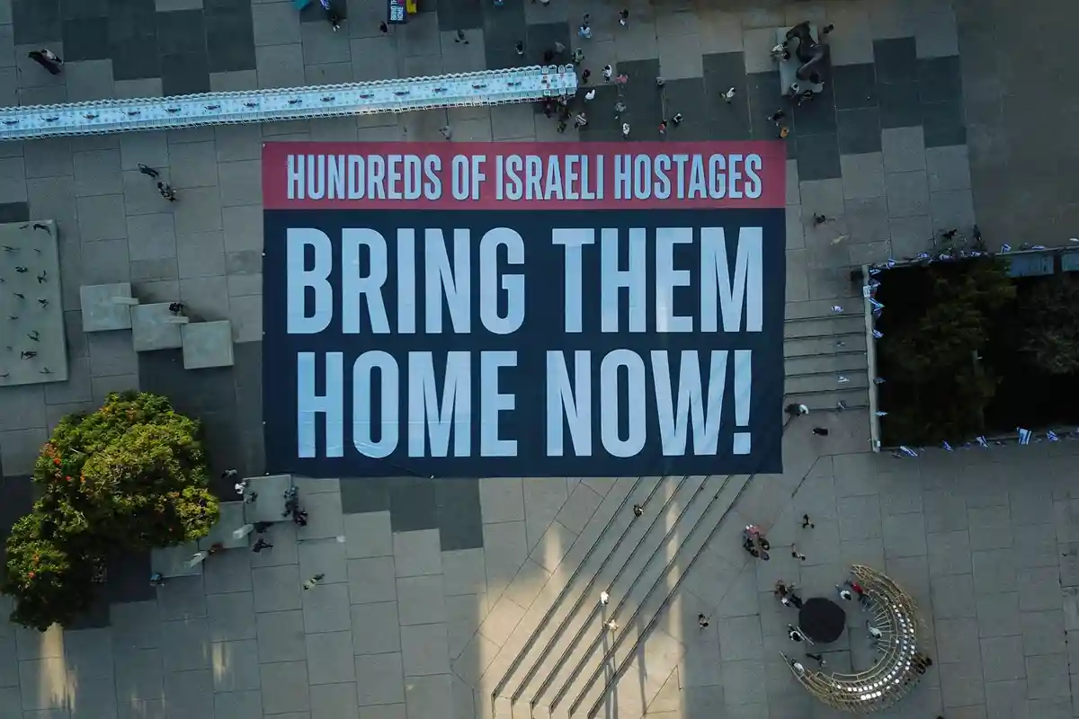 Ізраїль підтверджує: Два заручники звільнені ХАМАСом фото 1 Близькосхідний конфлікт - Ізраїль: Після нападу ХАМАС на Ізраїль родичі та їхні прихильники вимагають повернення заручників.