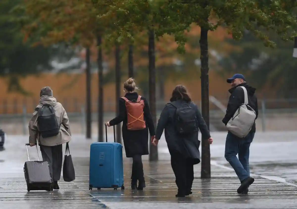 Лідери «світлофорної коаліції» зустрілися в офісі канцлера. Лідери світлофорної коаліції в канцелярії: Дорогою до канцелярії: Почалися консультації щодо світлофорної коаліції в Берліні.