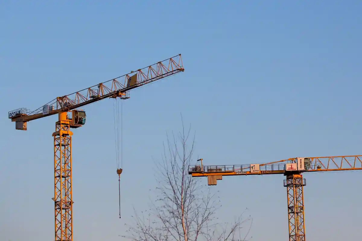 Шольц: «Необхідно 20 нових районів із зеленими полями». фото 1 Будівельні крани: Щільність забудови в містах і нові райони - канцлер Шольц хоче впоратися з нестачею житла.