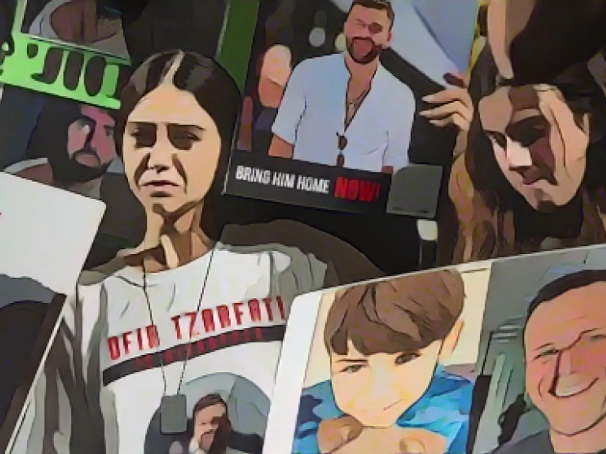 Родичі ізраїльських заручників у Єрусалимі. Їхні близькі вже шість тижнів перебувають у секторі Газа, в руках терористів Родичі ізраїльських заручників у Єрусалимі. Їхні близькі вже шість тижнів перебувають у секторі Газа, в руках терористів