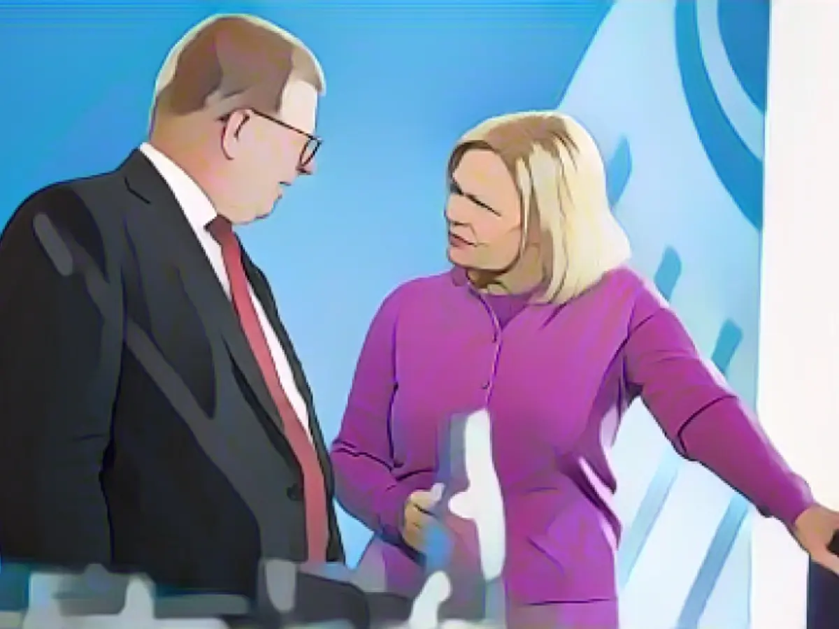 Глава BfV Томас Хальденванг та його високопосадовець, федеральний міністр внутрішніх справ Нансі Фезер (СДПН)