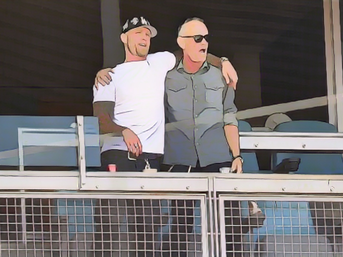 Том Хенкс із сином Четом на матчі Том Хенкс із сином Четом на матчі