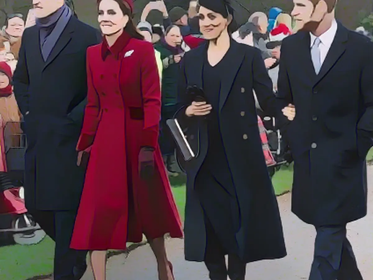 Востаннє Гаррі (праворуч) та Меган (2-а праворуч) відзначали Різдво з королівськими особами у Сандрінгемі у 2018 році. Тут вони були присутні на різдвяній службі 25 грудня разом із принцом Вільямом та його дружиною Кейт