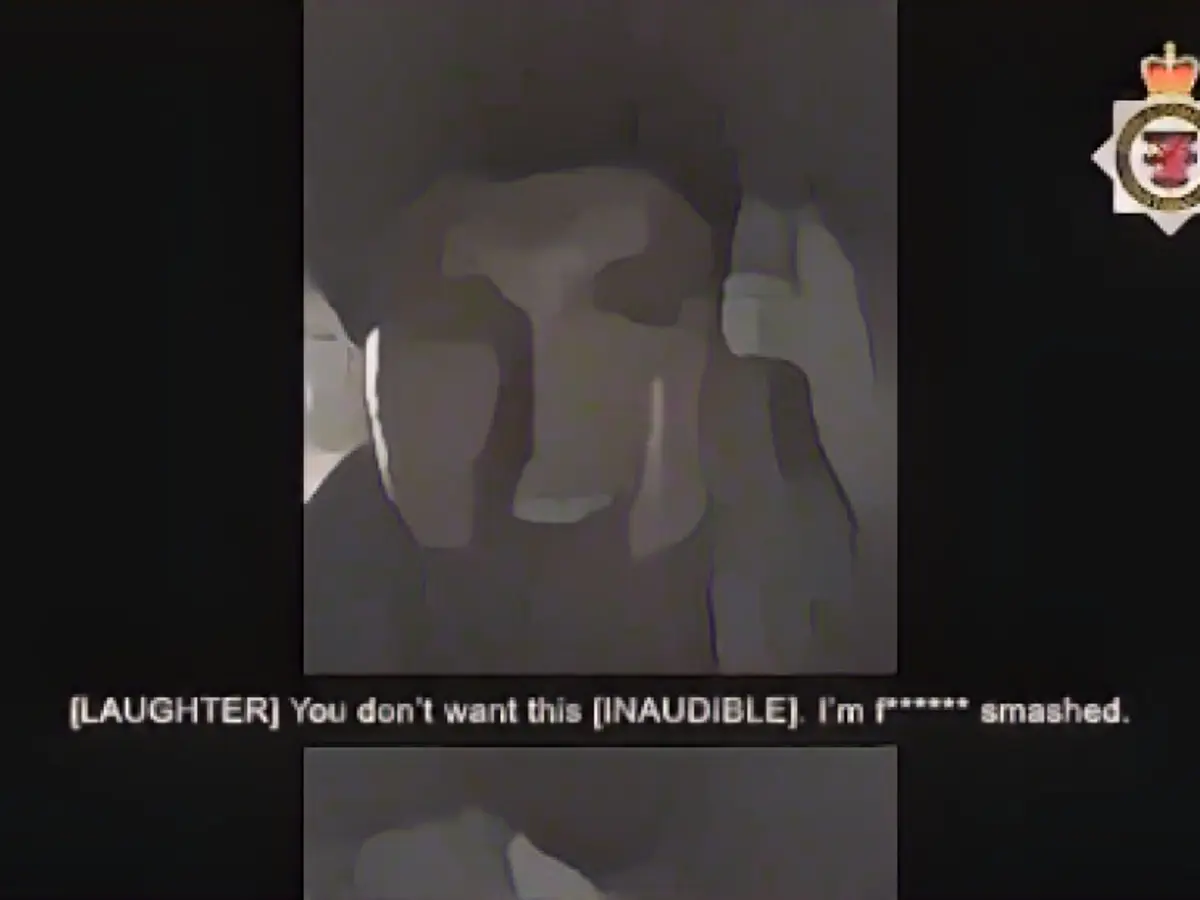 Співробітники пабу повідомили, що Халл був настільки п'яний, що його більше не обслуговували Співробітники пабу повідомили, що Халл був настільки п'яний, що його більше не обслуговували