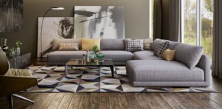 диван в гостиній