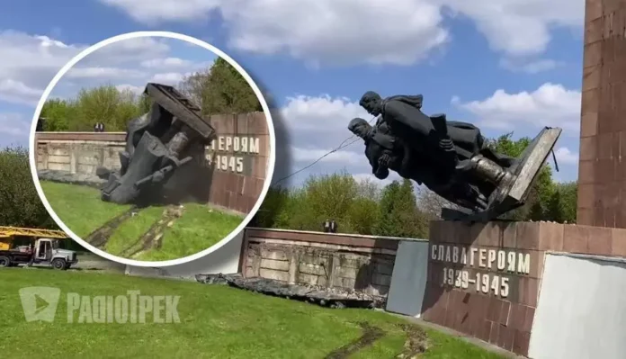 На Пагорбі Слави знесли кількаметрових радянських солдатів