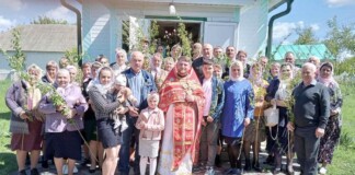 Релігійна громада села Тур'я після святкового богослужіння